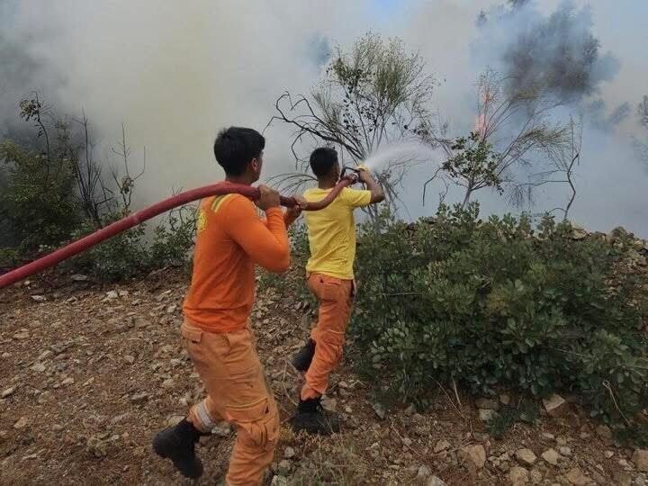 Hatay’ın Arsuz ilçesinde çıkan orman yangını ekiplerin havadan ve karadan