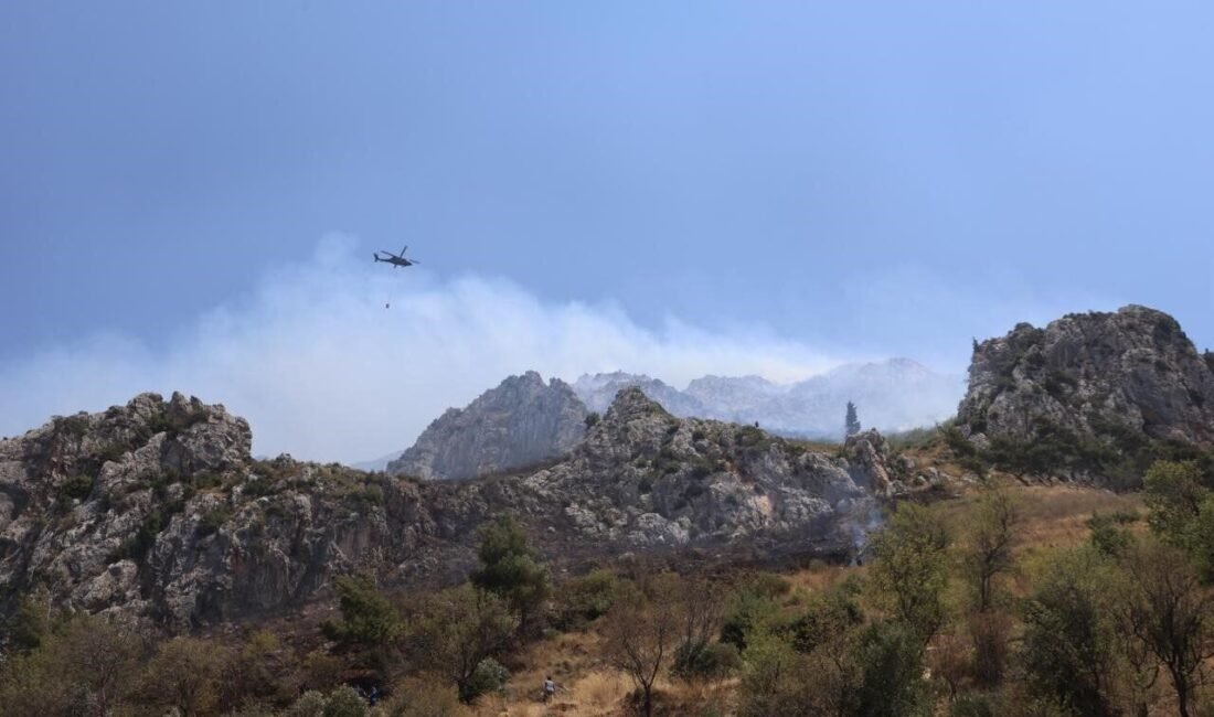 Hatay’da çıkan orman yangını ekiplerin havadan ve karadan müdahalesiyle kısa