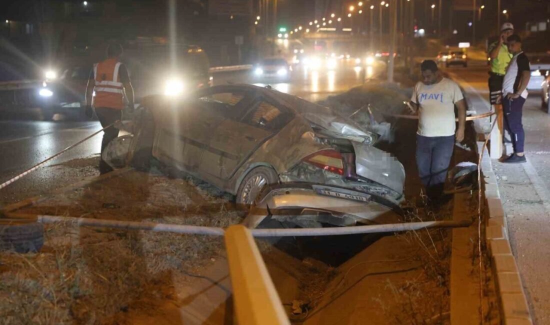 Hatay’ın Antakya ilçesindeki aydınlatma direğine çarpan otomobildeki 4 kişi yaralandı.