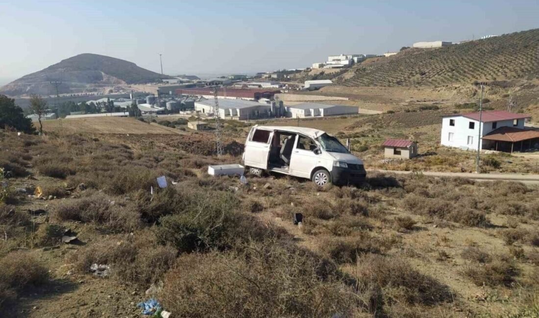 Hatay’da sürücüsünün kontrolünden çıkarak şarampole devrilen minibüsün sürücüsü yaralandı. Kaza,