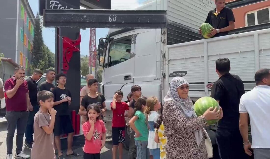 Hatay’da hayırsever esnaf, bir kamyon dolusu 20 ton karpuzu vatandaşlara