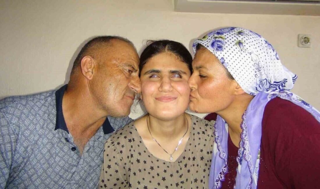 Mersin’in Silifke ilçesinde ilkokul mezunu annesinin kendisine kitapları okuması ile