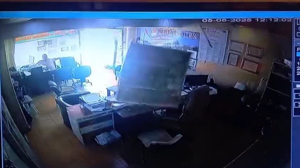 Hatay’ın Reyhanlı ilçesinde bir ofiste bulunan avizenin monte edildiği asma