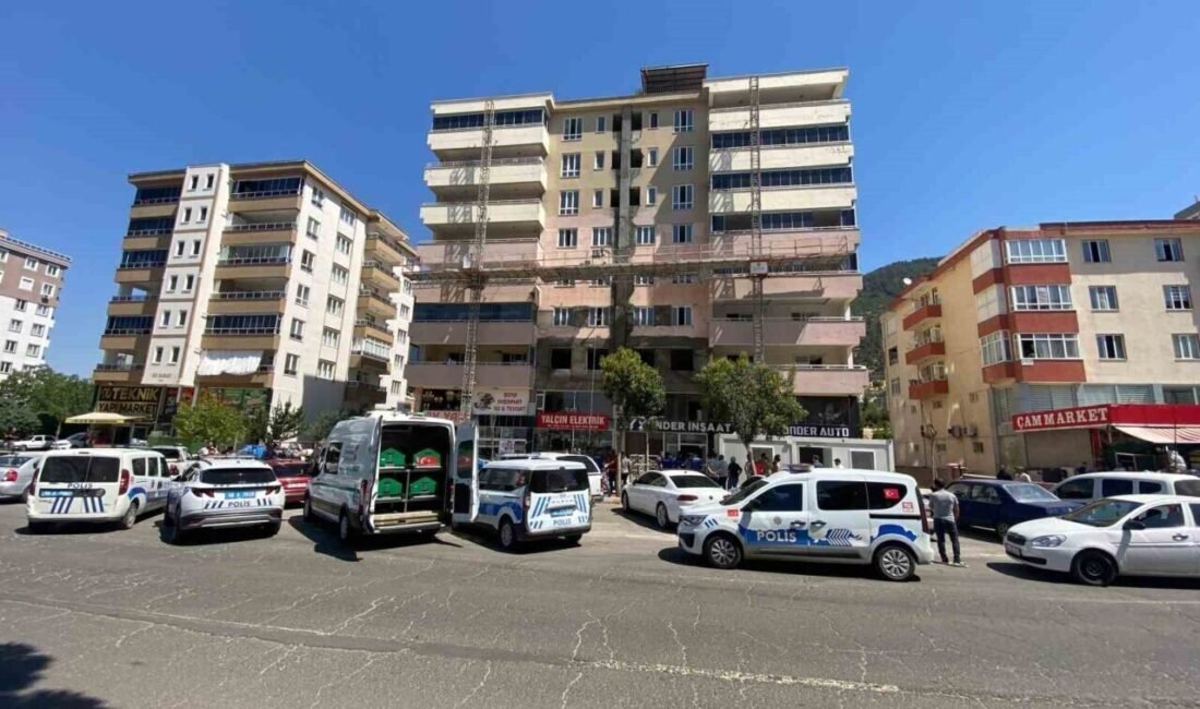 Kahramanmaraş’ta orta hasarlı binanın dış cephe tadilatı sırasında 4. kattaki
