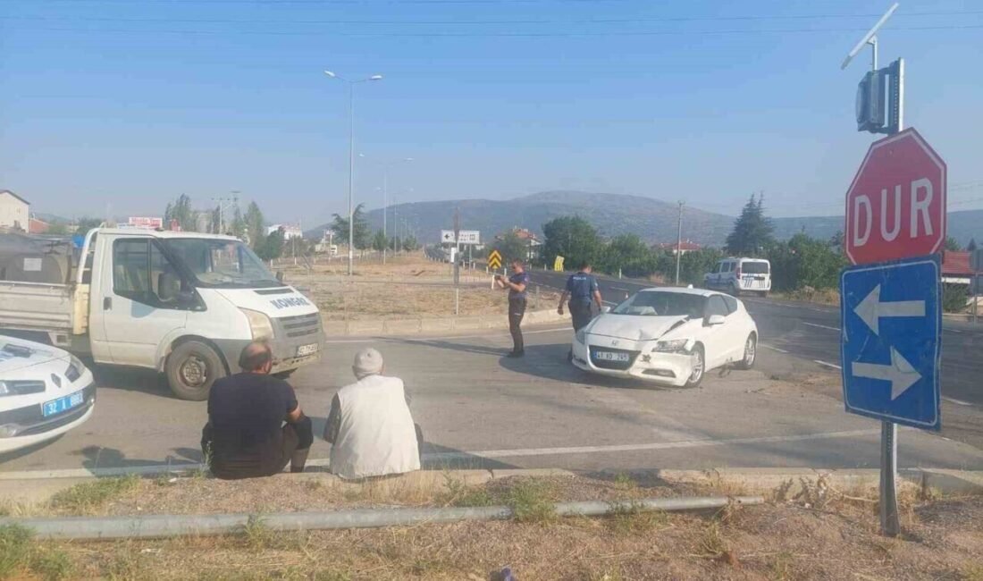 Isparta’nın Şarkikaraağaç ilçesinde kavşakta kamyonetle çarpışan otomobil sürücüsü yaralandı. Kaza,