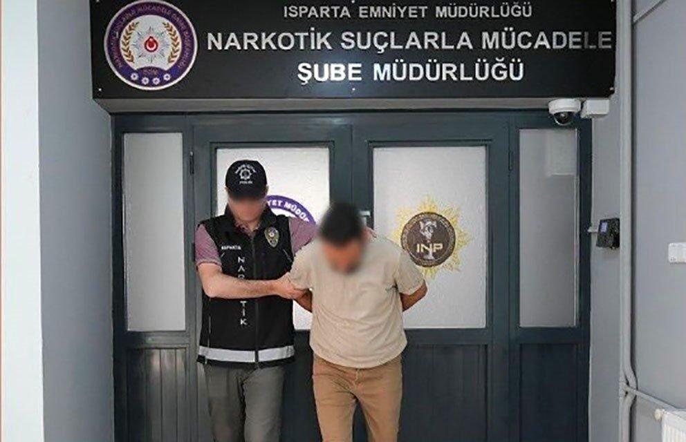 Isparta’da uyuşturucu operasyonunda 1 kişi tutuklandı Isparta İl Emniyet Müdürlüğü’nün gerçekleştirdiği operasyonda çeşitli uyuşturucu maddeler ve