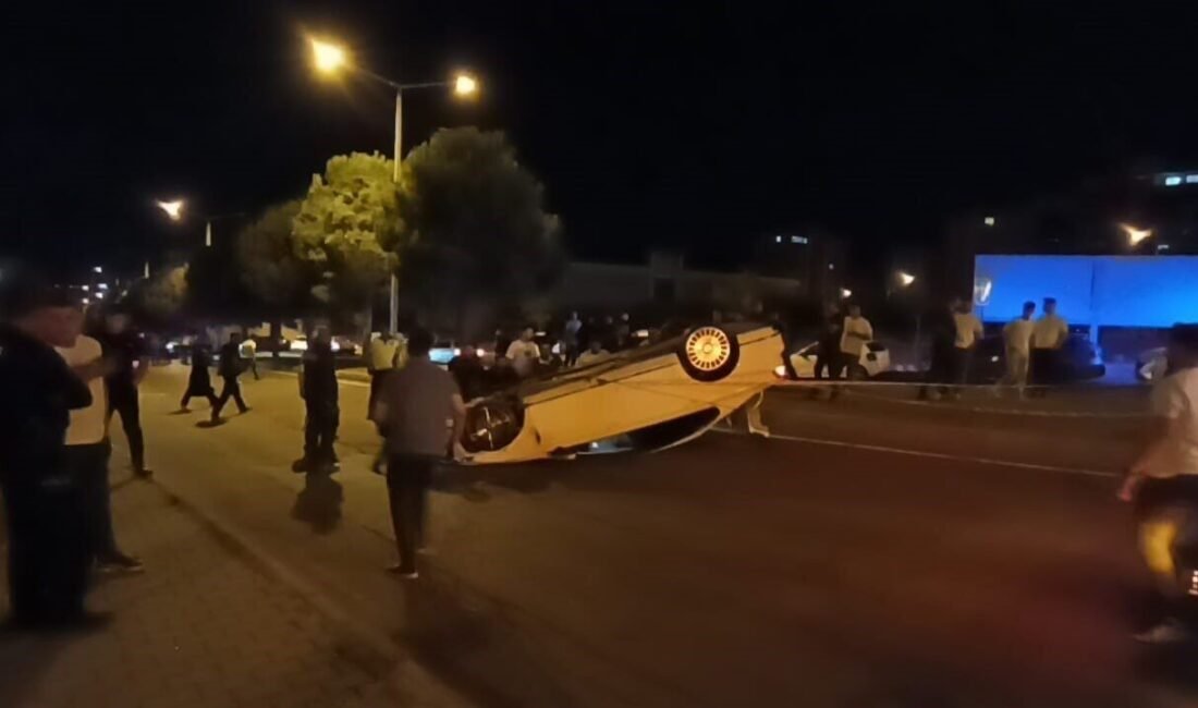 Kahramanmaraş’ta hafif ticari araçla çarpışan otomobilin takla atarak durabildiği kazada