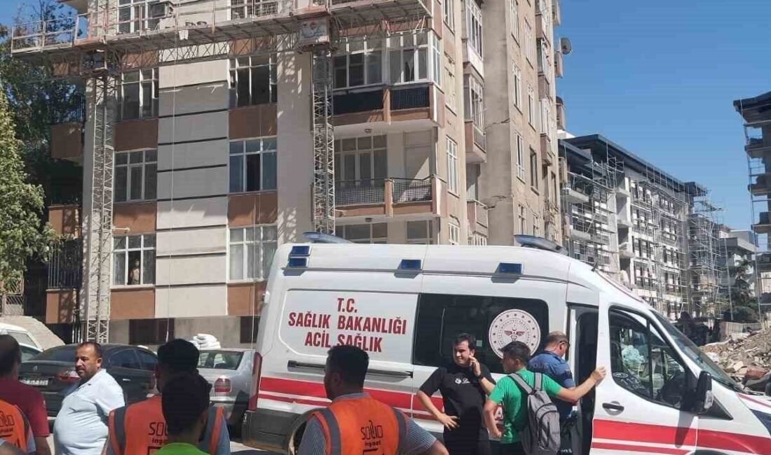 Kahramanmaraş’ın Dulkadiroğlu ilçesinde inşaat halindeki bir binadan atılan moloz torbaları,