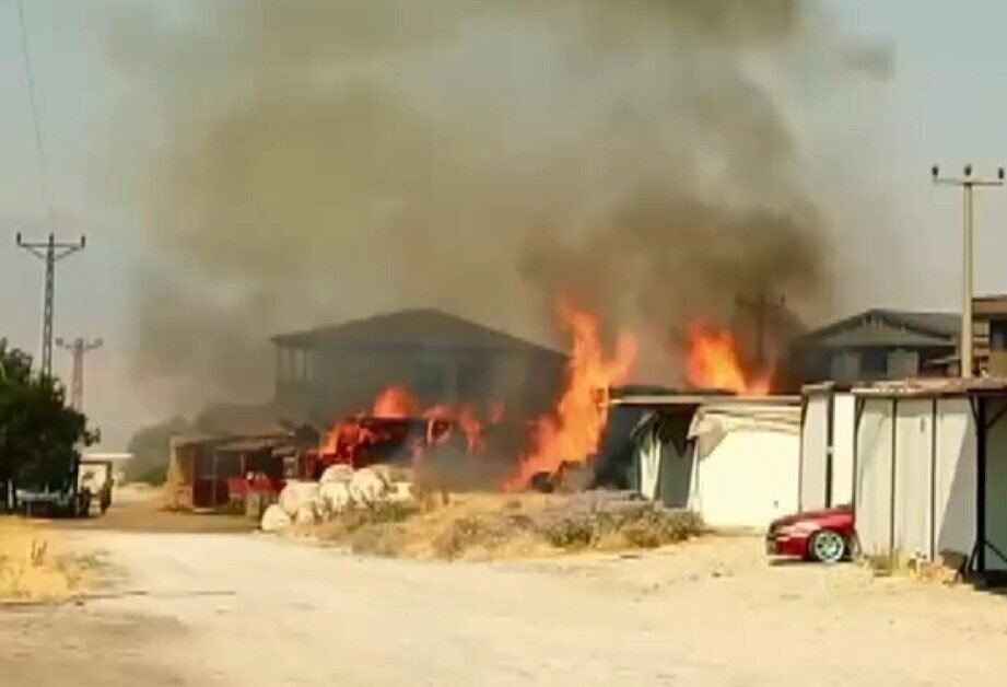 Kahramanmaraş’ın Dulkadiroğlu ilçesinde samanlıkta çıkan yangın itfaiye ekiplerinin müdahalesi ile