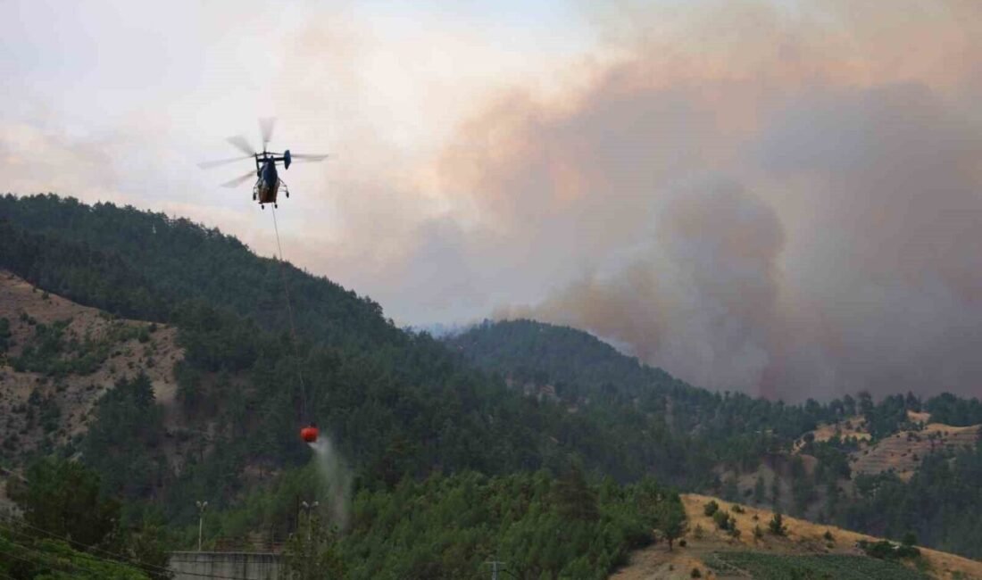 Kahramanmaraş’ta çıkan orman yangınına ekiplerin havadan ve karadan müdahalesi sürüyor.