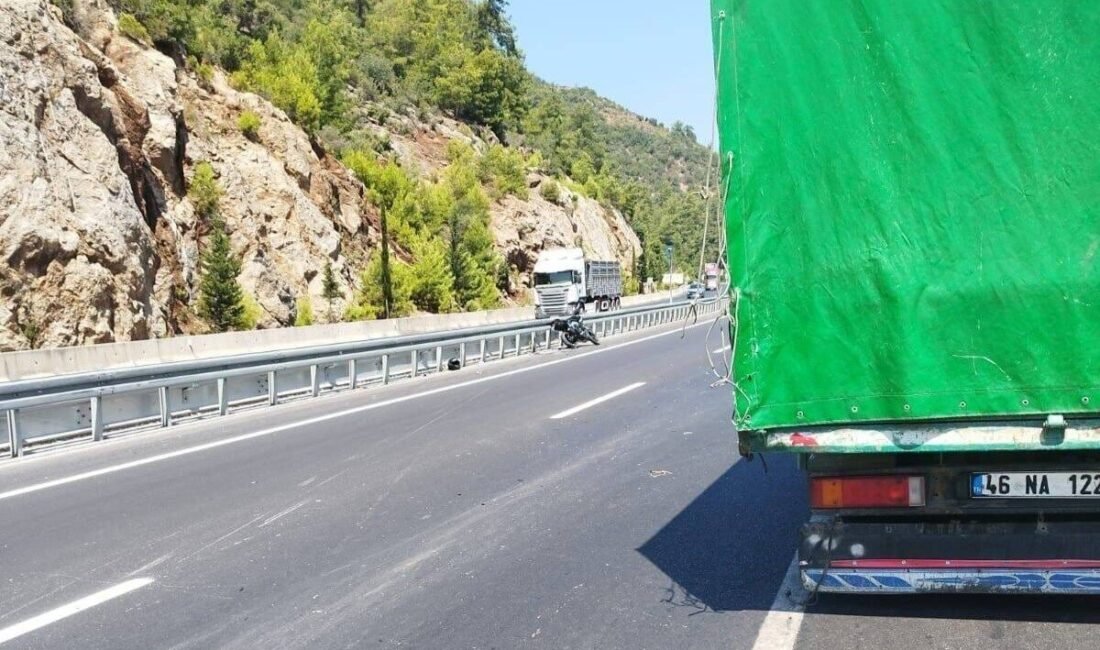 Antalya’nın Gazipaşa ilçesinde aynı yönde seyreden kamyonete arkadan çarpan motosikletin