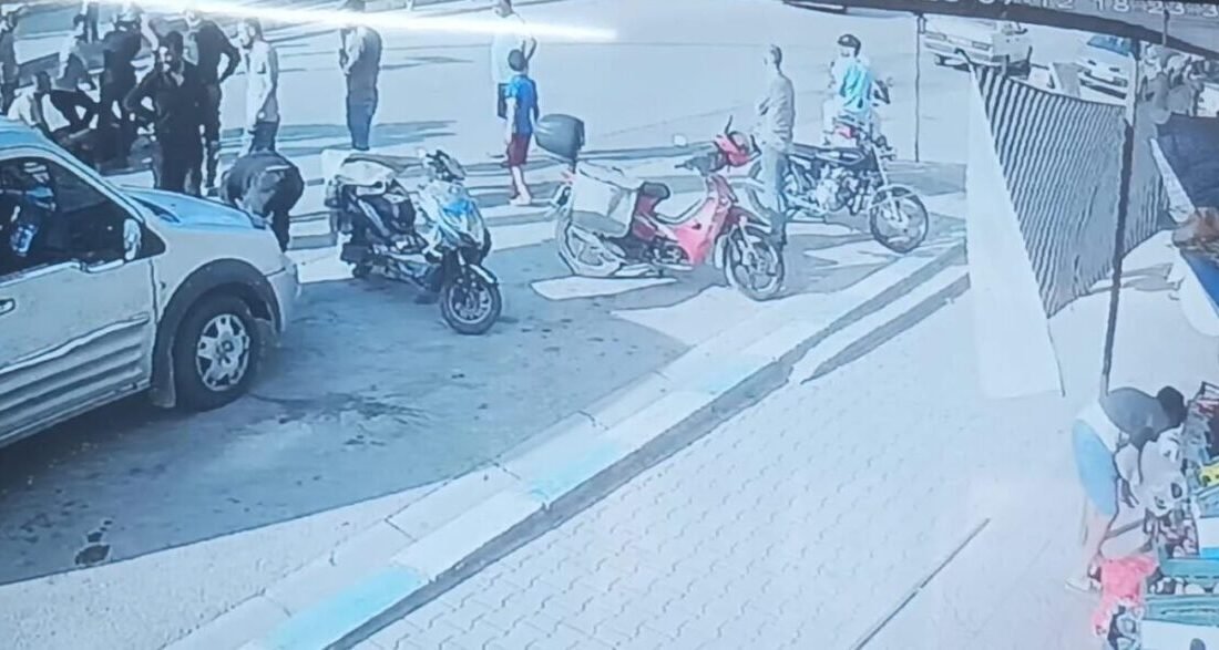 Hatay’da hafif ticari araç sürücüsünün açtığı kapıya çarpan motosiklet sürücüsü