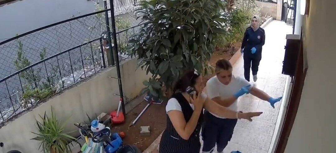 Adana’da bir eve kargo getiren şahıs merdivenden düşen 70 yaşındaki