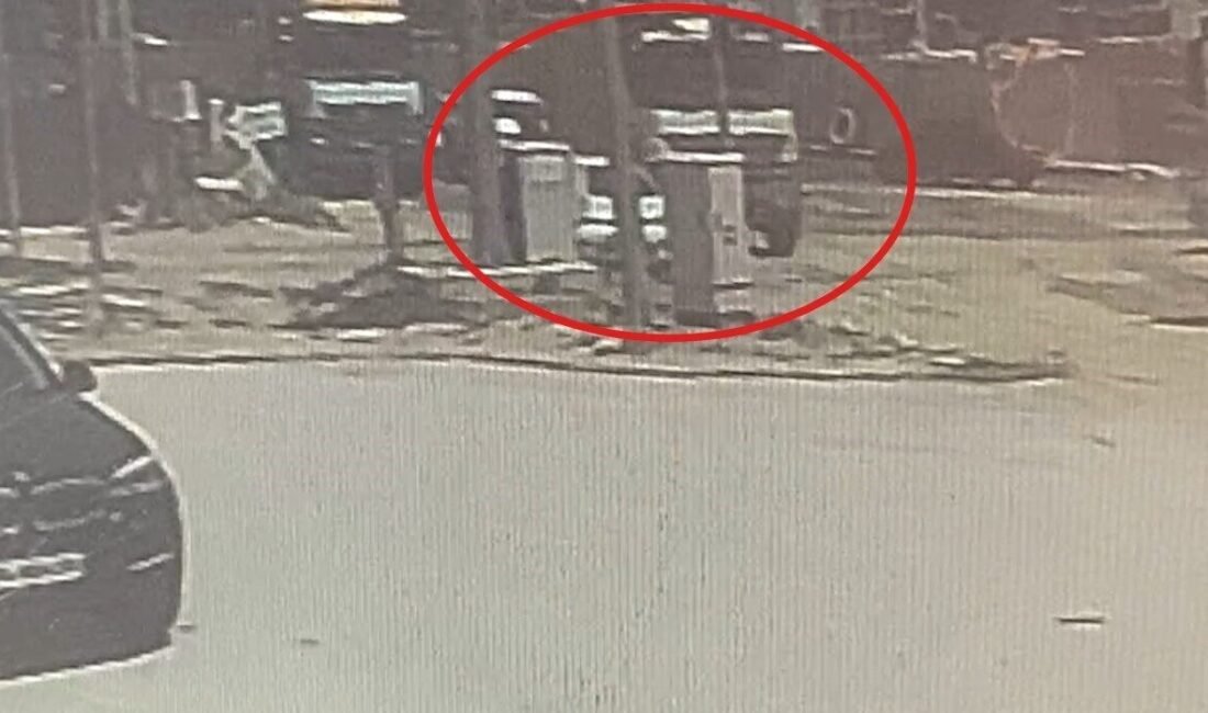 Hatay’ın Antakya ilçesinde hafriyat kamyonu ve otomobilin çarpıştığı kazada, kaldırımda