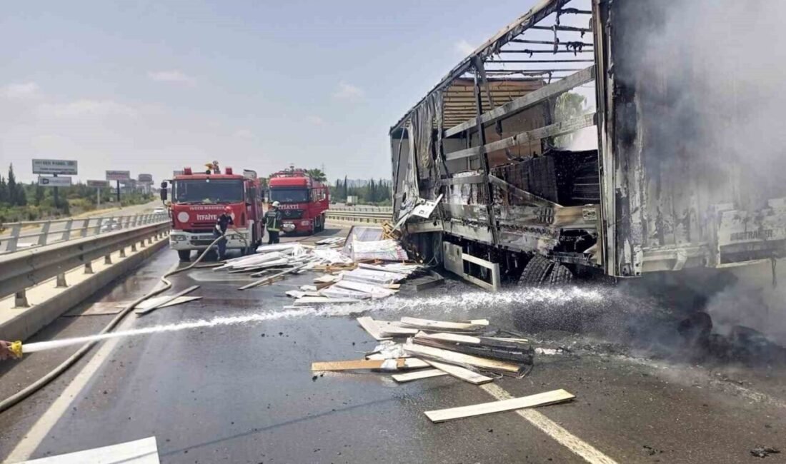 Antalya’da mobilya malzemesi yüklü tır seyir halindeyken yandı. İtfaiye ekiplerinin