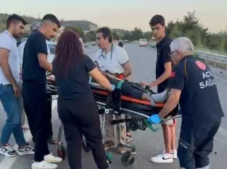 Mersin’de motosikletle bariyere çarparak ağır yaralanan gence, ilk müdahaleyi yoldan