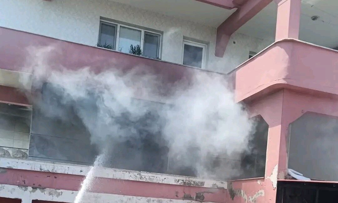 Hatay’ın Kırıkhan ilçesinde apartman dairesinde çıkan yangını itfaiye ekipleri tarafından