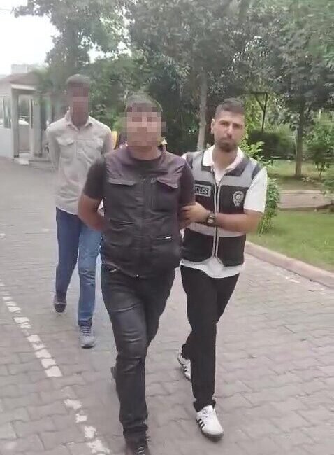 Adana’da kırmızı ışıkta bekleyip cam silme bahanesiyle araçların kapılarını zorlayarak