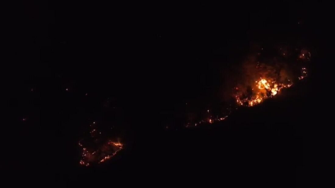 Adana’nın Kozan ilçesine bağlı Boztahta Mahallesi’nde başlayan rüzgarın da etkisiyle