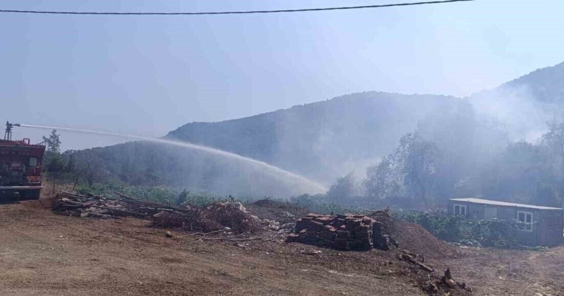 Antalya’nın Kumluca ilçesinde çıkan yangına 7 dakikada ulaşan ekipler, alevleri