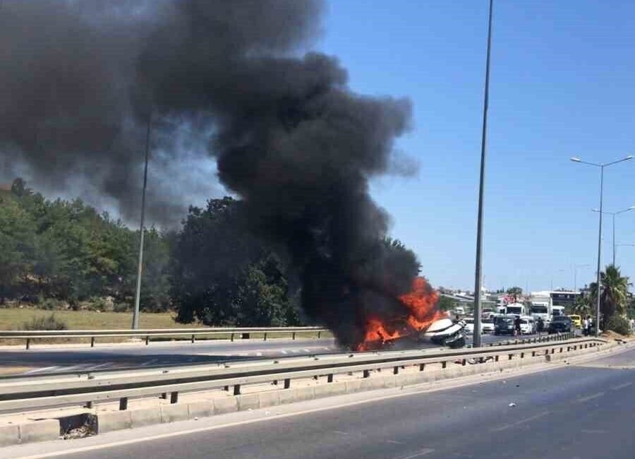 Antalya’nın Manavgat ilçesinde bariyerlere çarpıp alev alarak yanan araçtaki 2