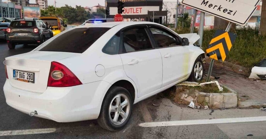 Antalya’nın Manavgat ilçesinde trafik lambalarının çalışmadığı kavşakta iki otomobil çarpıştı.