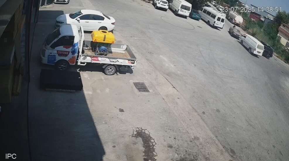 Antalya’nın Manavgat ilçesinde Sanayi Sitesi’nde hafif ticari araç ile kapalı