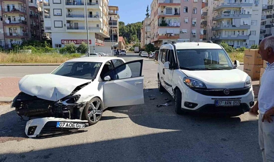 Antalya’nın Manavgat ilçesinde hafif ticari araç ile otomobilin çarpışması sonucu