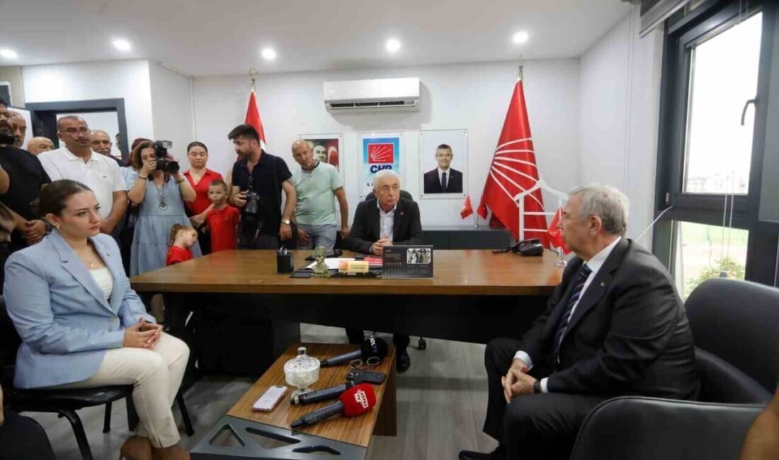 Ankara Büyükşehir Belediye Başkanı Mansur Yavaş, partisinin Antalya İl Başkanlığı