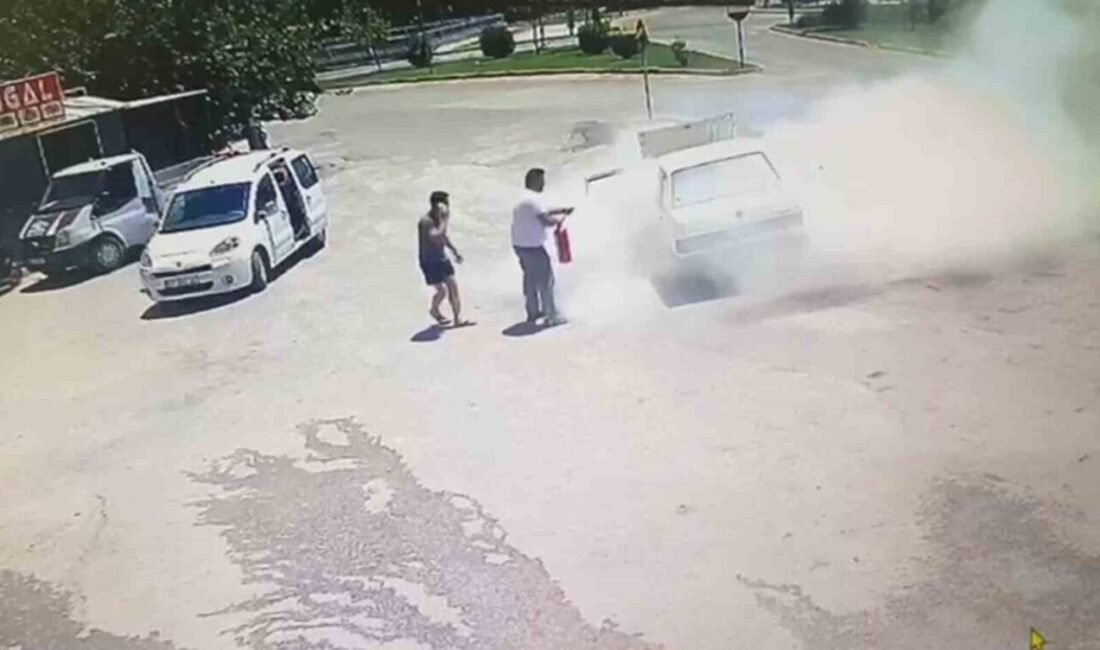 Antalya’nın Serik ilçesinde Tofaş marka otomobilde çıkan yangın esnasında aracın