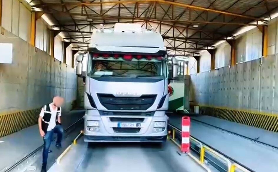 Mersin Limanı’nda gerçekleştirilen operasyonda, bir tırın zulasına gizlenmiş halde piyasa