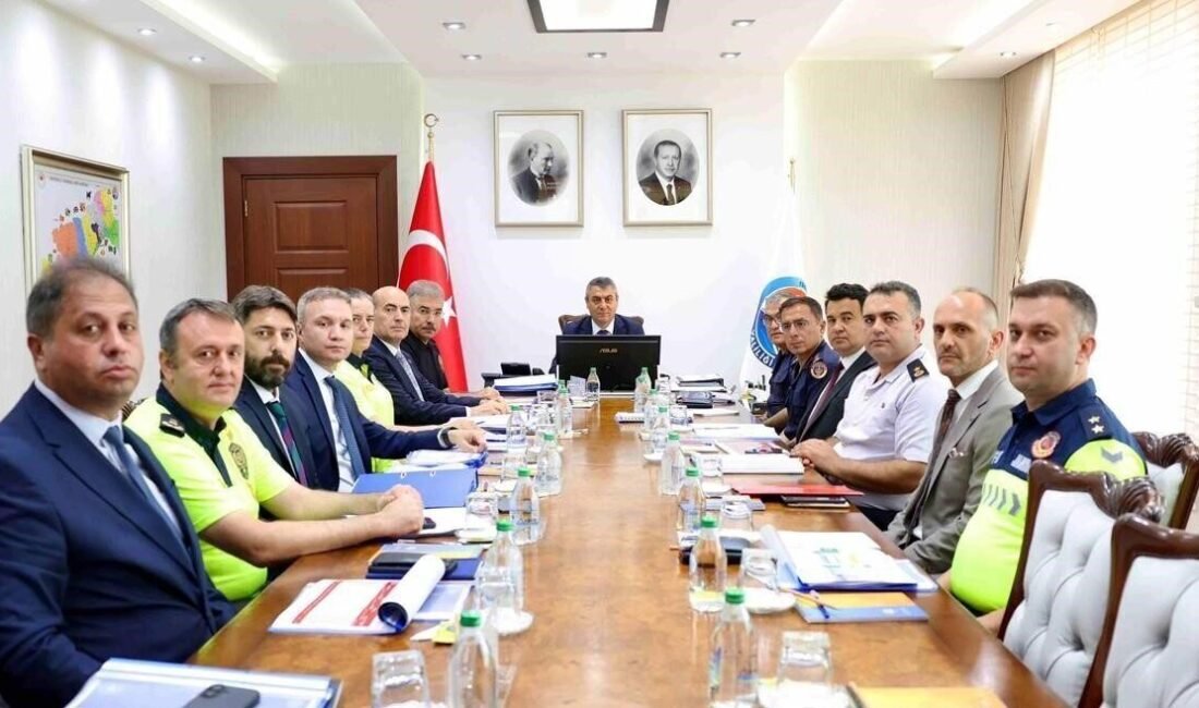 Mersin’de Asayiş Değerlendirme Toplantısı gerçekleştirildi Mersin Valisi Atilla Toros başkanlığında Asayiş Değerlendirme Toplantısı yapıldı. Toplantıda,
