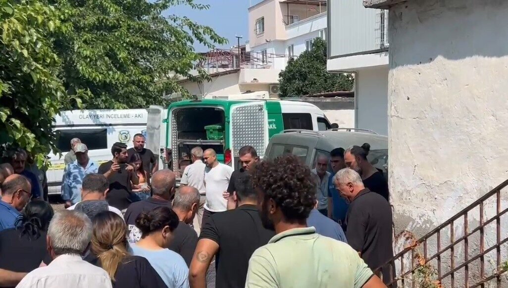 Mersin’in Akdeniz ilçesinde müstakil bir evde çıkan yangında 2 çocuk