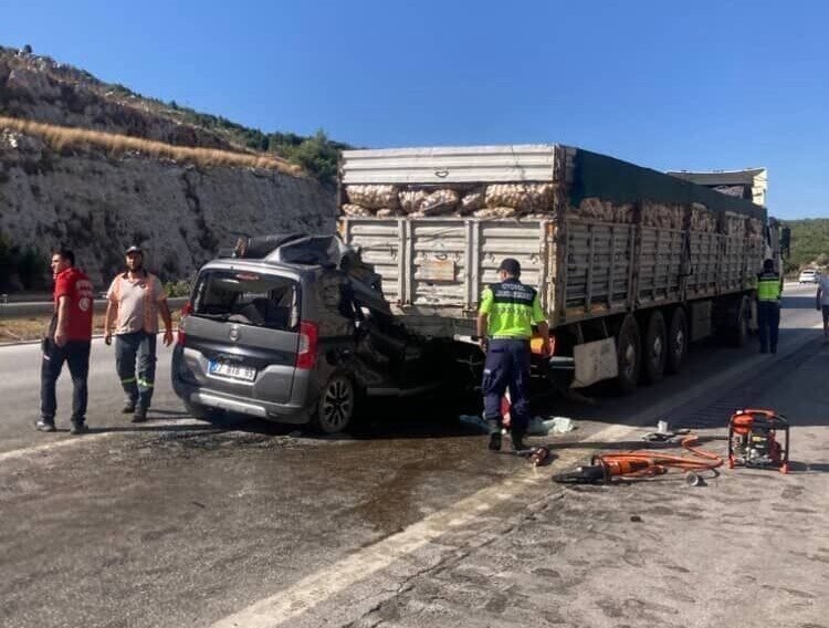 Mersin’in Tarsus ilçesinde meydana gelen trafik kazasında 5 kişi hayatını