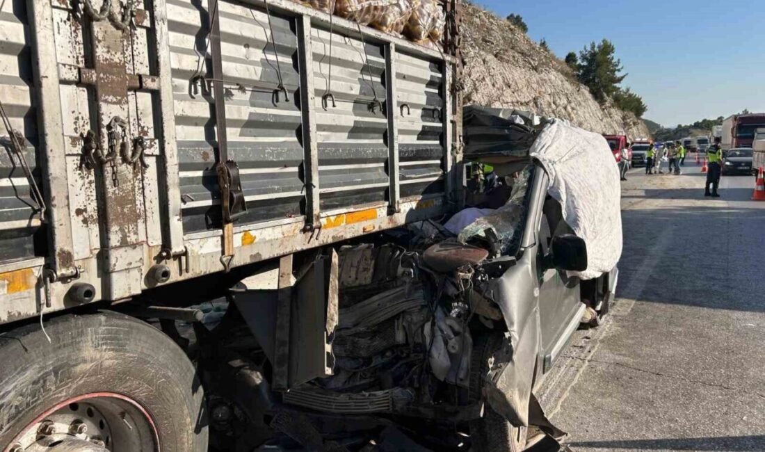 Mersin’in Tarsus ilçesi sınrılarında hafif ticari aracın tıra arkadan çarpması