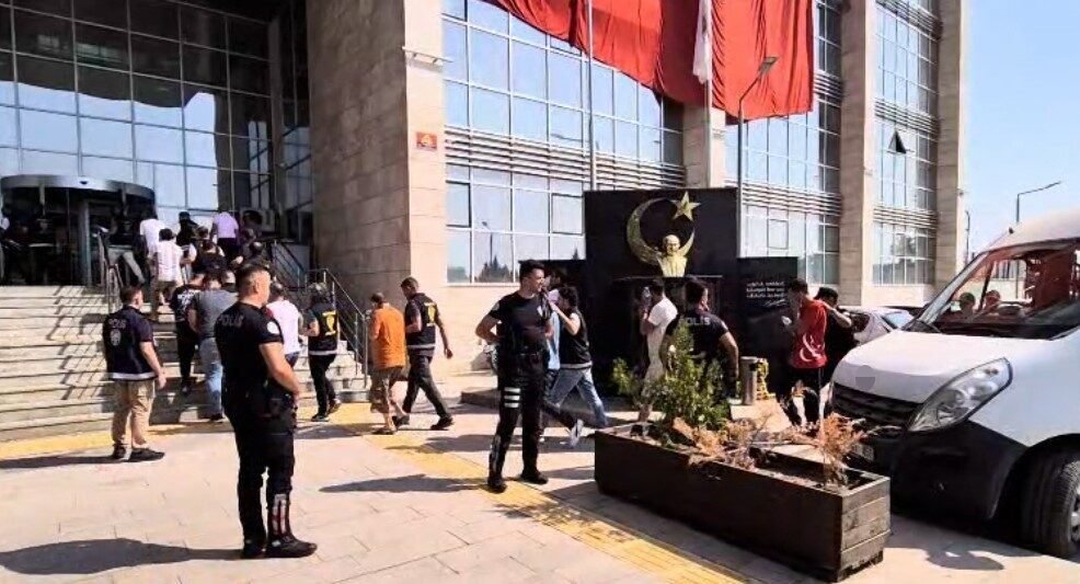 Mersin’in Erdemli ilçesinde düzenlenen fuhuş operasyonunda gözaltına alınan 22 şüpheliden