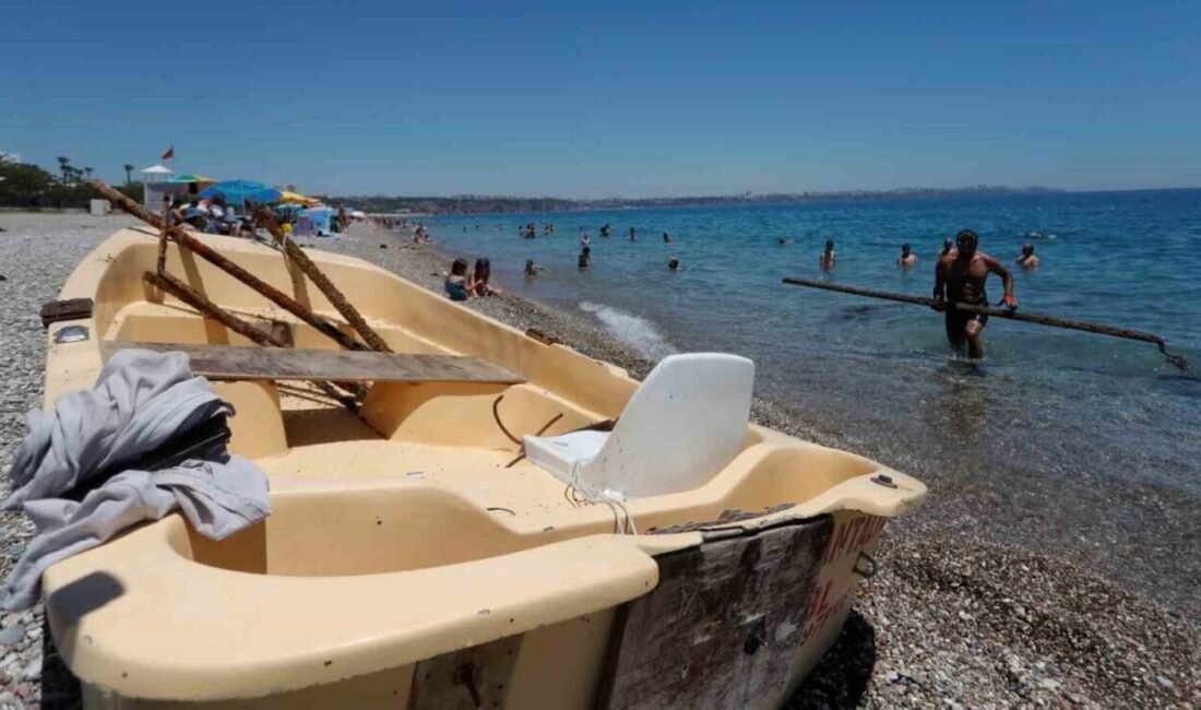 Konyaaltı Sahili’nde pandemi döneminde deniz altından atıkları çıkartmaya başlayan Erhan