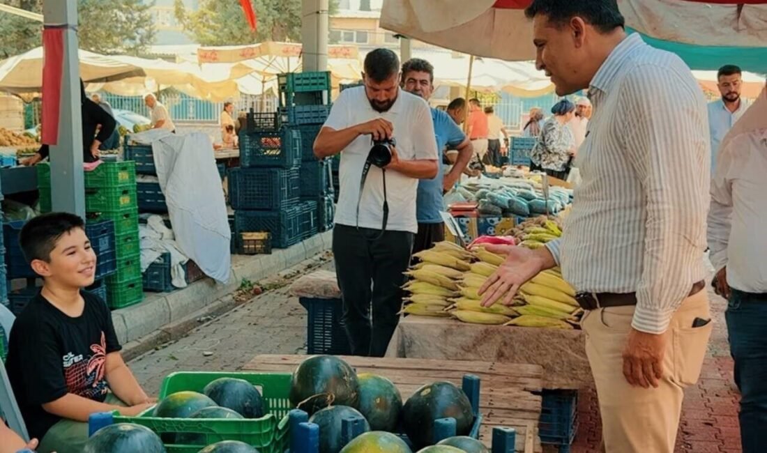 Adana’nın Kozan ilçesinde Belediye Başkanı Mustafa Atlı, semt pazarında hem