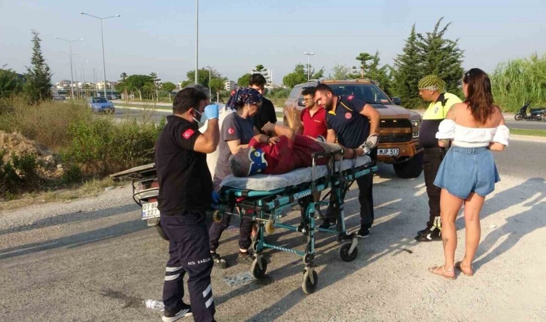 Antalya’nın Manavgat ilçesinde aynı istikamette seyir halindeki hafif ticari araç