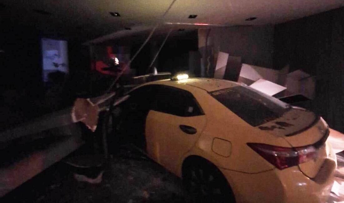 Mersin’de kontrolden çıkan ticari taksi, park halindeki motosiklete çarptıktan sonra