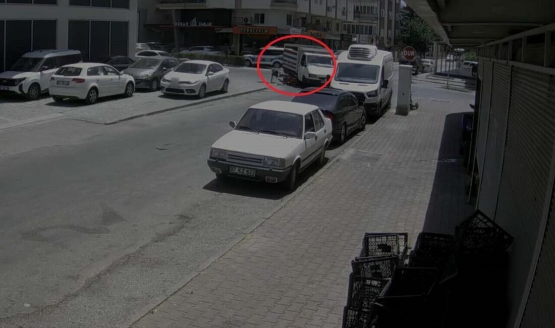 Antalya’nın Manavgat ilçesinde kamyonet ile motosikletin çarpışması sonucu meydana gelen