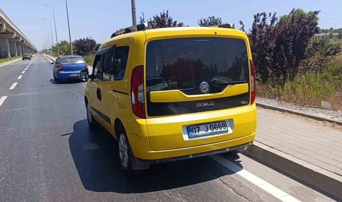 Manavgat’ta yol kenarındaki turisti almak için aniden duran ve geri