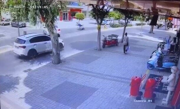 Antalya’nın Alanya ilçesinde kavşakta dönüş yapan otomobilin önüne çıktığını görünce