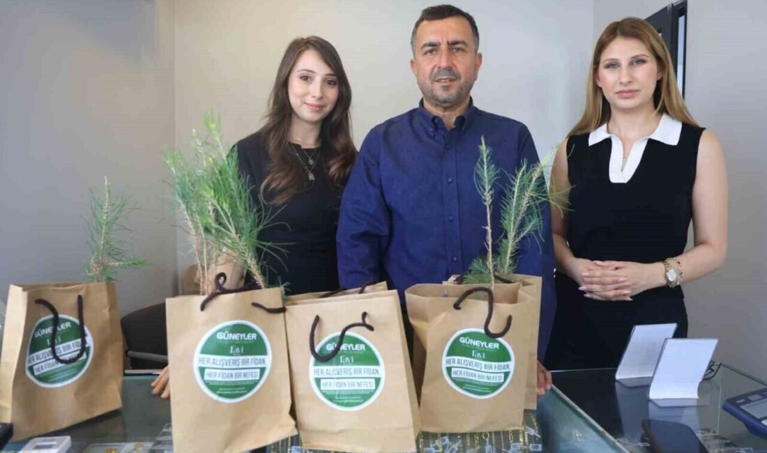 Hatay’da sarraflık yapan Ahmet Güney, ‘Herkesin bir ağacın olsun’ sözüyle