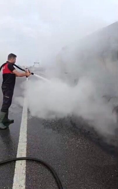 Osmaniye’de asfalt yüklü tankerde çıkan yangın itfaiye ekipleri tarafından söndürüldü.