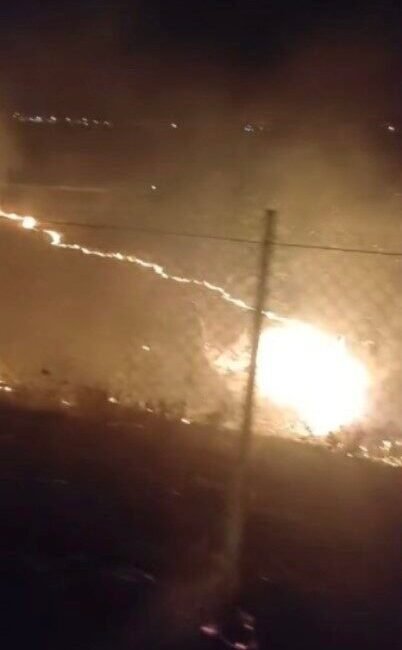 Osmaniye’nin Düziçi ilçesinde otoyol kenarındaki çalılıkta çıkan yangın, itfaiye tarafından