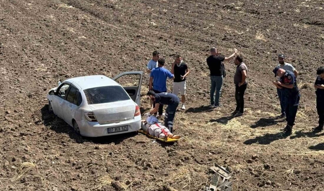 Osmaniye’nin Bahçe ilçesinde sürücüsünün direksiyon hakimiyetini kaybettiği otomobil tarlaya uçtu