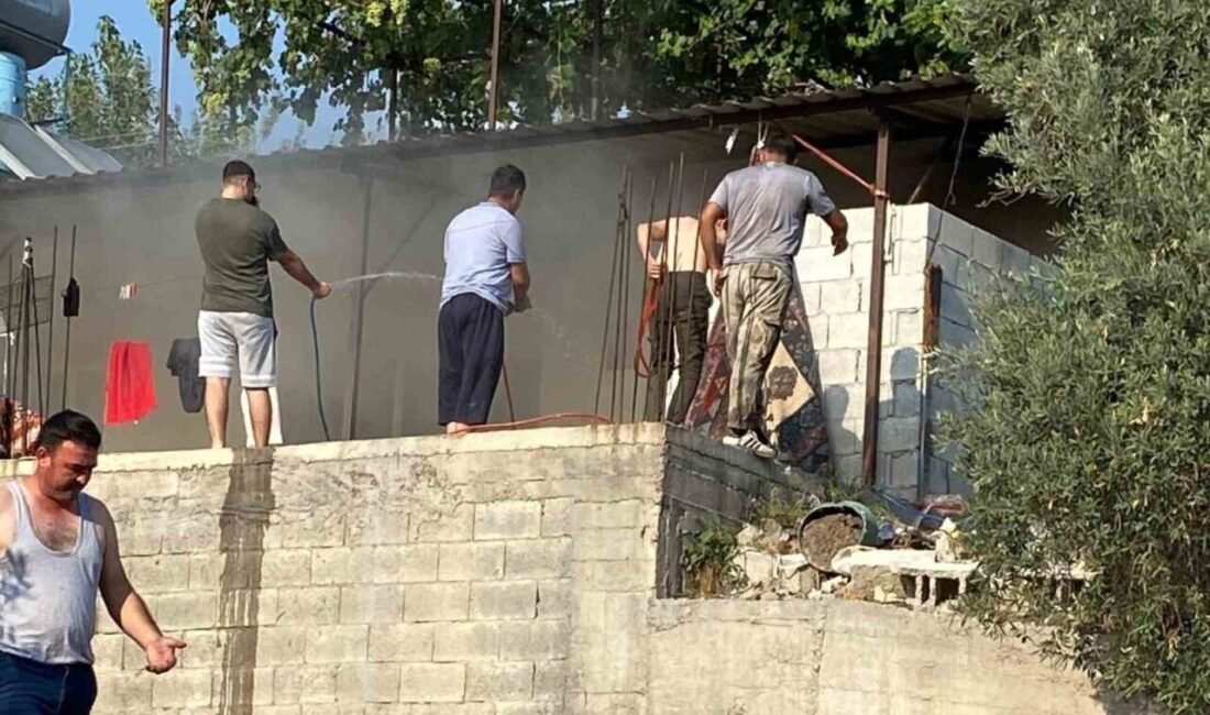 Osmaniye’nin Düziçi ilçesinde bir evde çıkan yangın itfaiye ekiplerinin müdahalesiyle