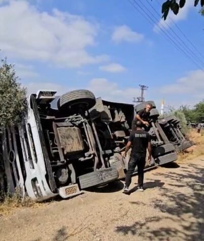 Osmaniye’nin Düziçi ilçesinde seyir halindeki tır, sürücüsünün direksiyon hakimiyetini kaybetmesi