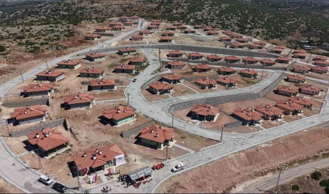 Osmaniye’de depremzedeler için yapımı tamamlanan 89 köy evi hak sahiplerine